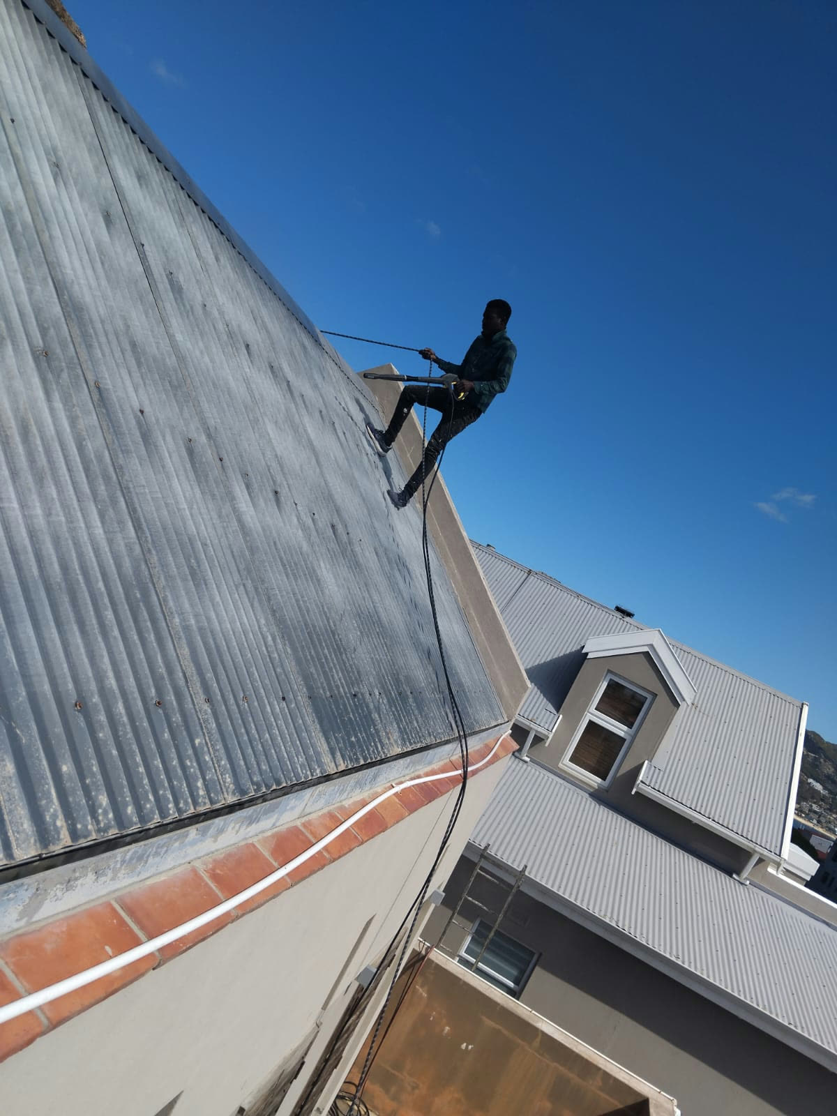 Roof pressure cleaning and maintenance